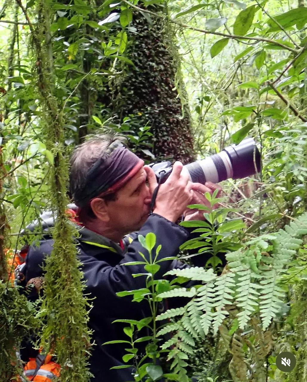 Mauricio Cebadera fotografiando en la naturaleza